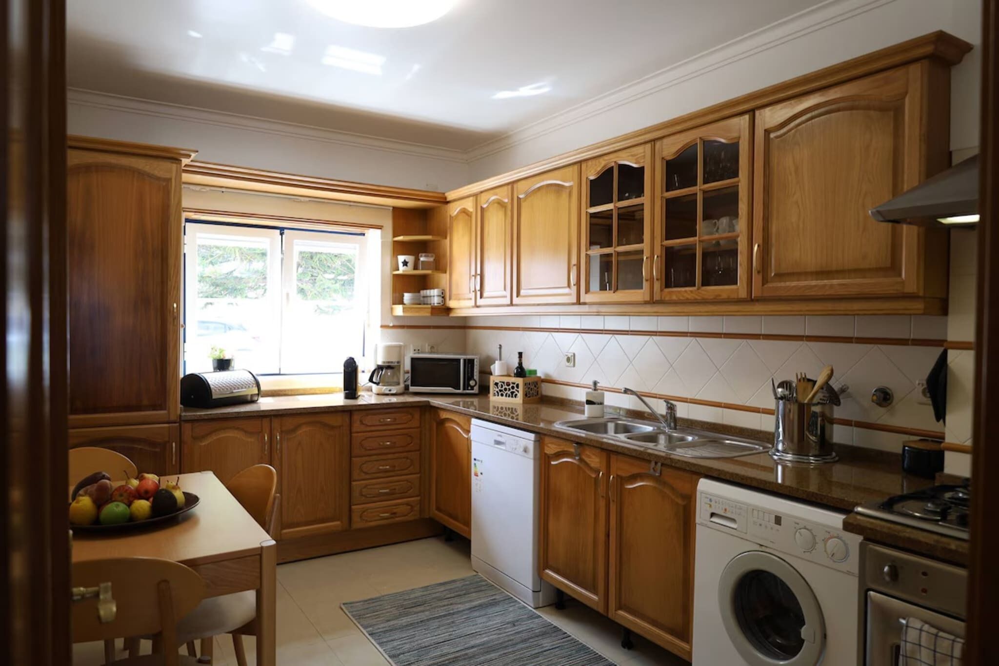 コーヒー / ティーメーカー、電子レンジ、オーブン、コンロ