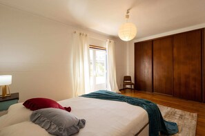 3 bedrooms, iron/ironing board, internet, bed sheets