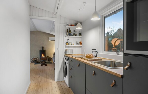 Kjøleskap, oppvaskmaskin og kaffetrakter/tekoker