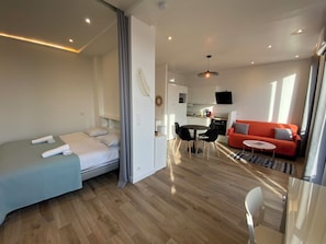 1 habitación, tabla de planchar con plancha, wifi y ropa de cama