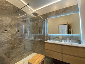 Shower, hair dryer, towels - 06CJ : Beautiful apartment in the heart of Cannes (Cannes)