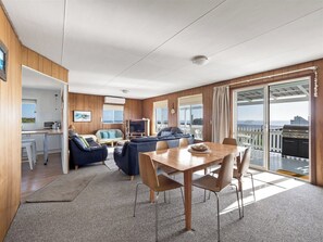 TV - Watts | Gracetown Shack (Gracetown)