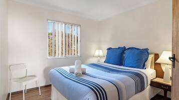 4 Schlafzimmer, Bügeleisen/Bügelbrett