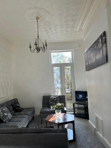 Spacious/Stylish Comfortable Home Great for Contractors and Families at Grimsby.