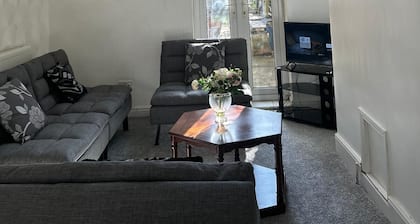 Spacious/Stylish Comfortable Home Great for Contractors and Families at Grimsby.