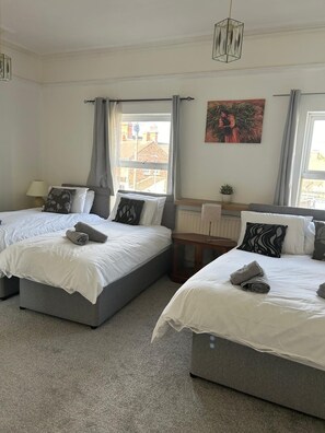 6 عدّة غرف نوم ومكواة/لوح كي وواي فاي مجانًا وملاءات أسرّة