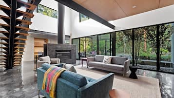 Télévision, cheminée, imprimantes