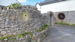 A stone wall with a large circular plaque reading "Horton Farm." - 5 bedroom accommodation in Horton, near Gower (Horton, near Gower)