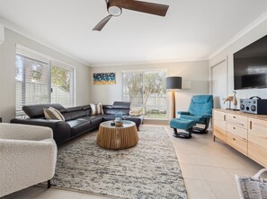 Televisie en een open haard