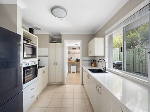 Een microgolfoven, een oven, een kookplaat, een vaatwasser