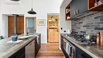 Microondas, horno, parrilla de estufa y lavavajillas