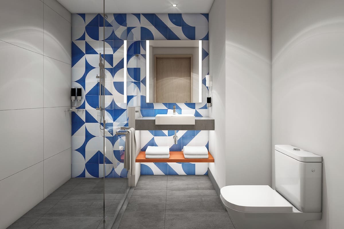 Shower, free toiletries, hair dryer, bidet