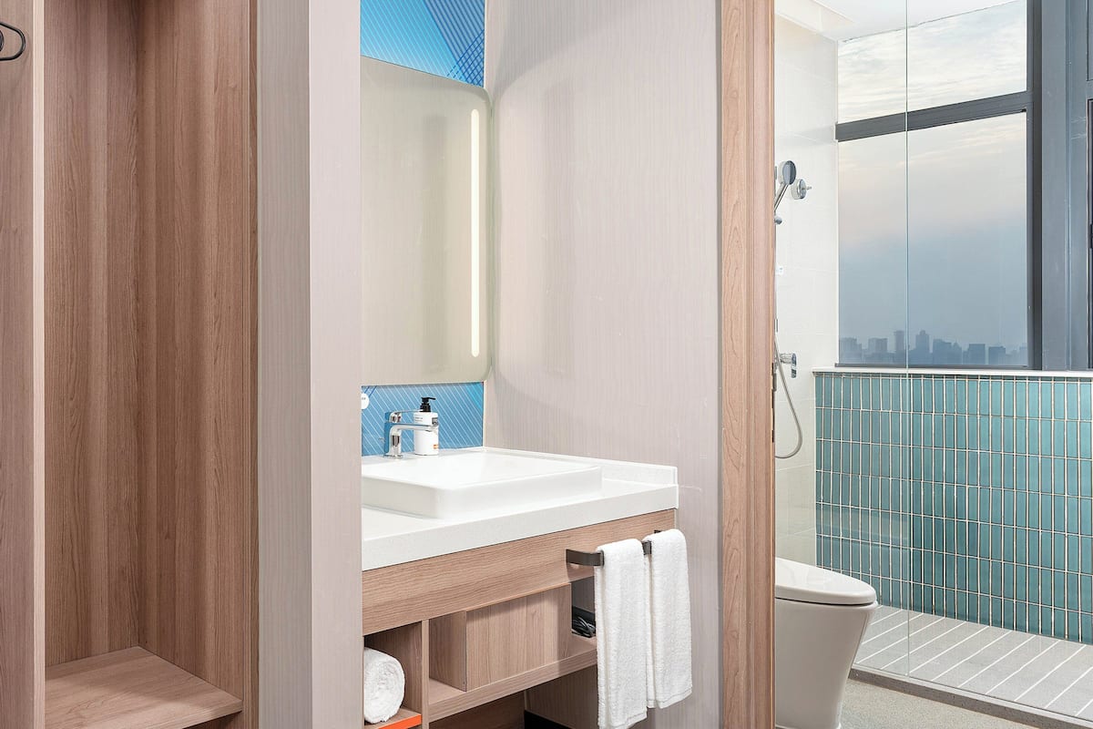 1 King Standard Lake View | Bathroom