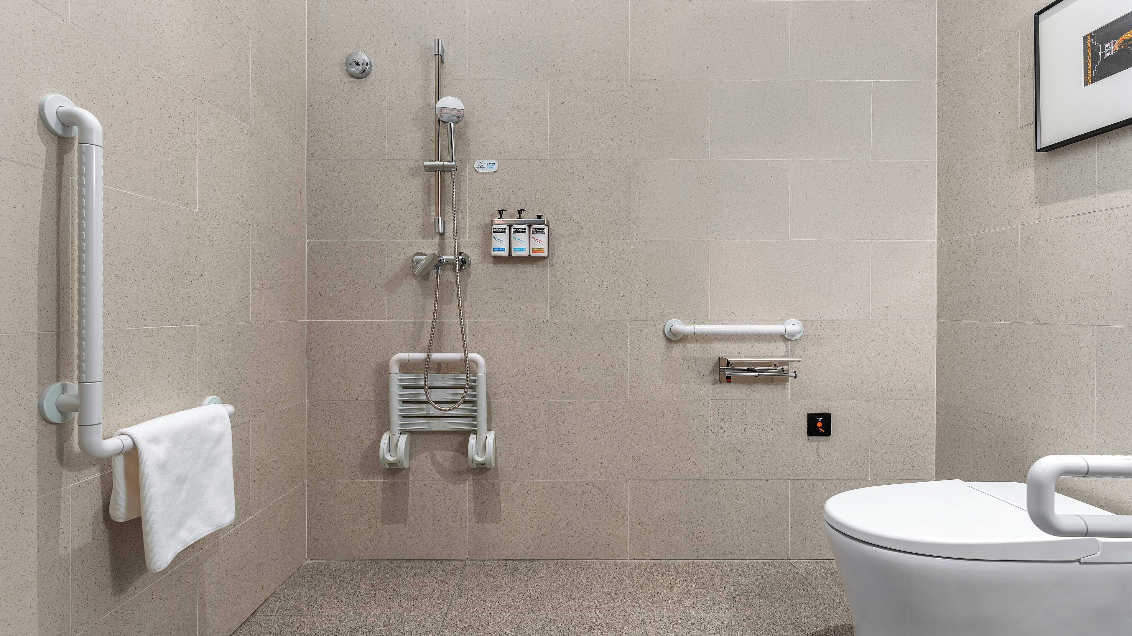 Ducha, secador de pelo, pantuflas, toallas