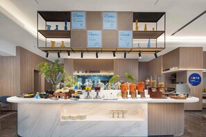 Buffet déjeuner gratuit tous les jours