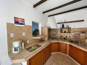 Kühlschrank, Mikrowelle, Herdplatte, Geschirrspüler