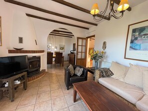 Fernseher, Kamin, Bücher