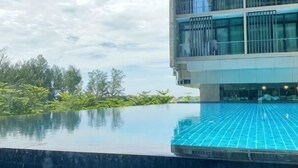 A modern building with a rooftop infinity pool and lush greenery. - Kwen Suites - City Centre Riverson Soho 2Br l Studio l Duplex (Kota Kinabalu)