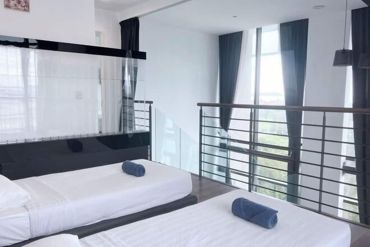 Ein modernes Hotelzimmer mit zwei Betten, einem großen Fenster mit Aussicht und einem Balkon.
