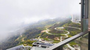 Une vue panoramique d’un paysage montagneux, avec des routes sinueuses et des bâtiments.