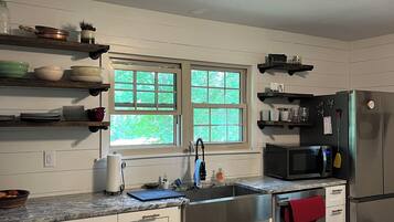 Mikrobølgeovn, ovn, kokeplater og oppvaskmaskin