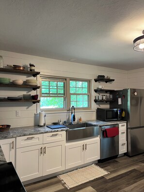 Micro-ondes, four, plaque de cuisson, lave-vaisselle