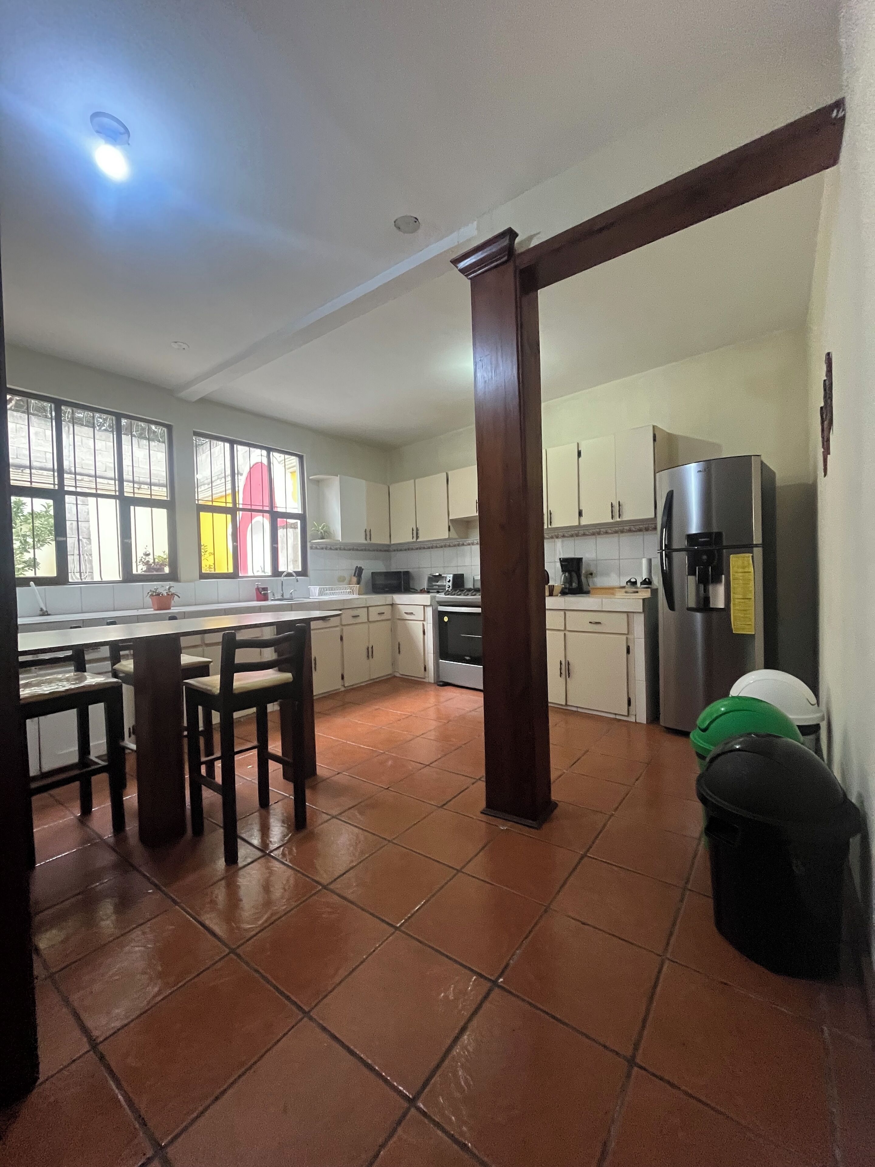 Refrigerador, microondas, horno y cafetera y tetera 