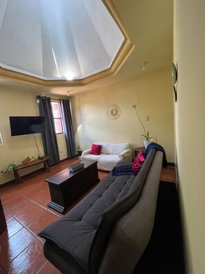 Téléviseur connecté, table de baby-foot, livres