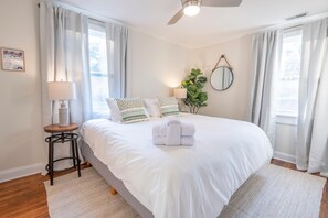 2 bedrooms, iron/ironing board, Internet, bed sheets - Modern Marlboro Magic - 2br Home in Park Circle (North Charleston)