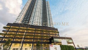 A high-rise hotel with multiple floors and a modern design. - Amber Cove Premier Suites Melaka (Melaka)