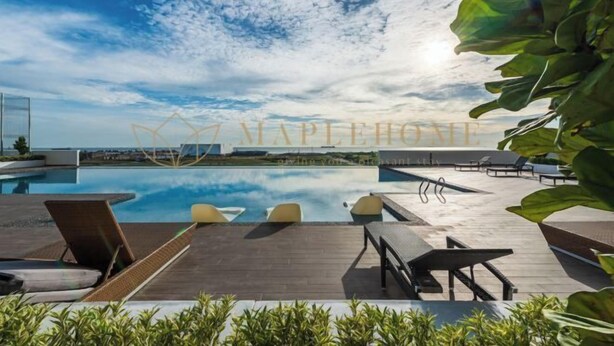 A rooftop pool area with lounge chairs and a view of the city skyline. - Amber Cove Premier Suites Melaka (Melaka)