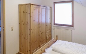 5 bedrooms, travel crib, free WiFi, bed sheets