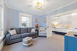 Suite, 1 King Bed with Sofa bed | Living area