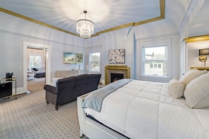 Presidential Suite | Laptop workspace, free WiFi, bed sheets - The White Inn (Fredonia)