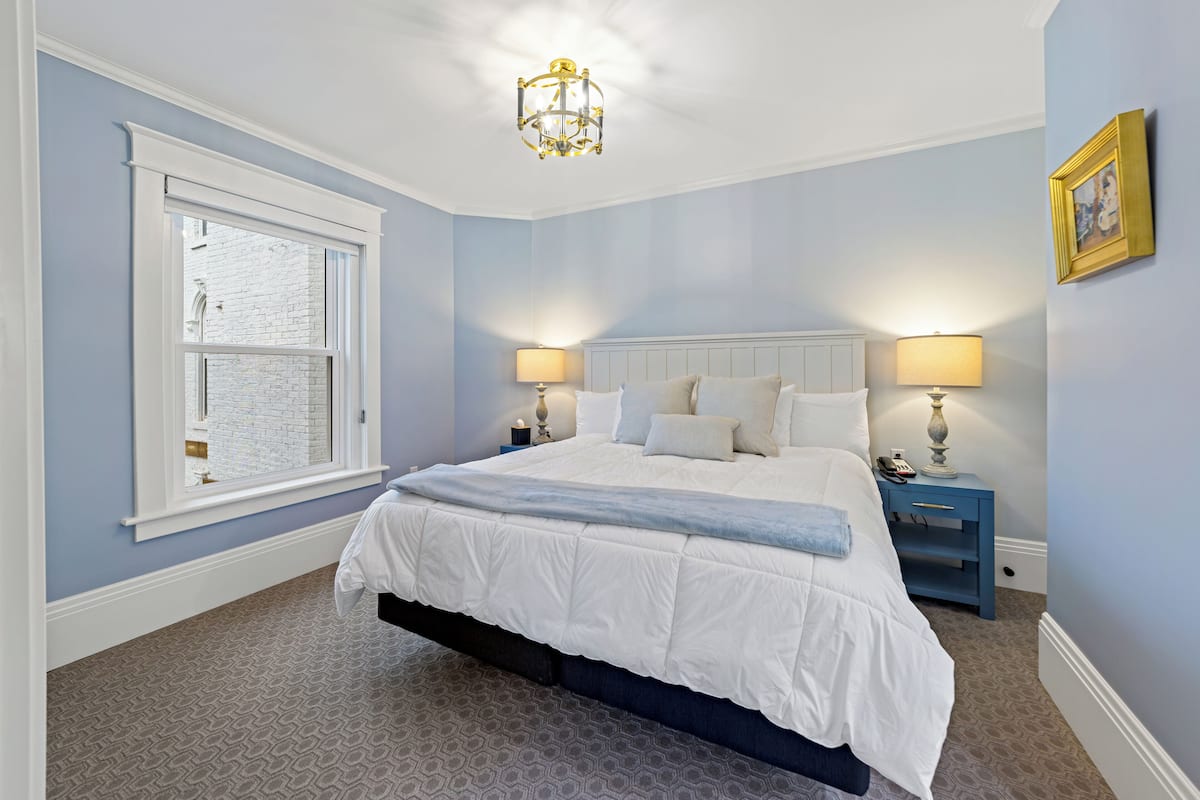 Suite, 1 trÚs grand lit et 1 canapé-lit