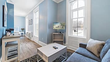 Suite, 1 King Bed with Sofa bed | Living area