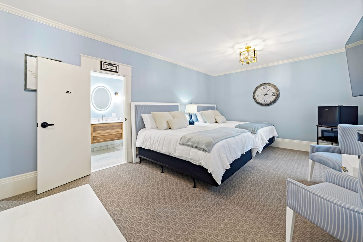 Chambre, plusieurs lits