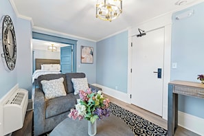 Suite, 1 King Bed with Sofa bed | Living area