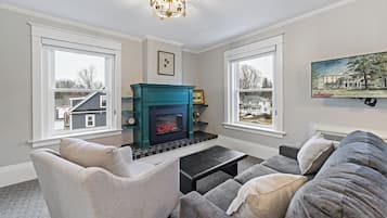 Habitación, 1 cama King size y sofá cama | Área de sala de estar