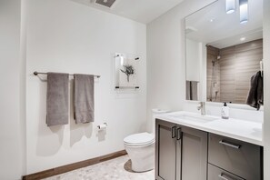 Haartrockner, Handtücher, Seife, Toilettenpapier