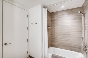 Secadora de cabello, toallas, jabón, papel de baño 