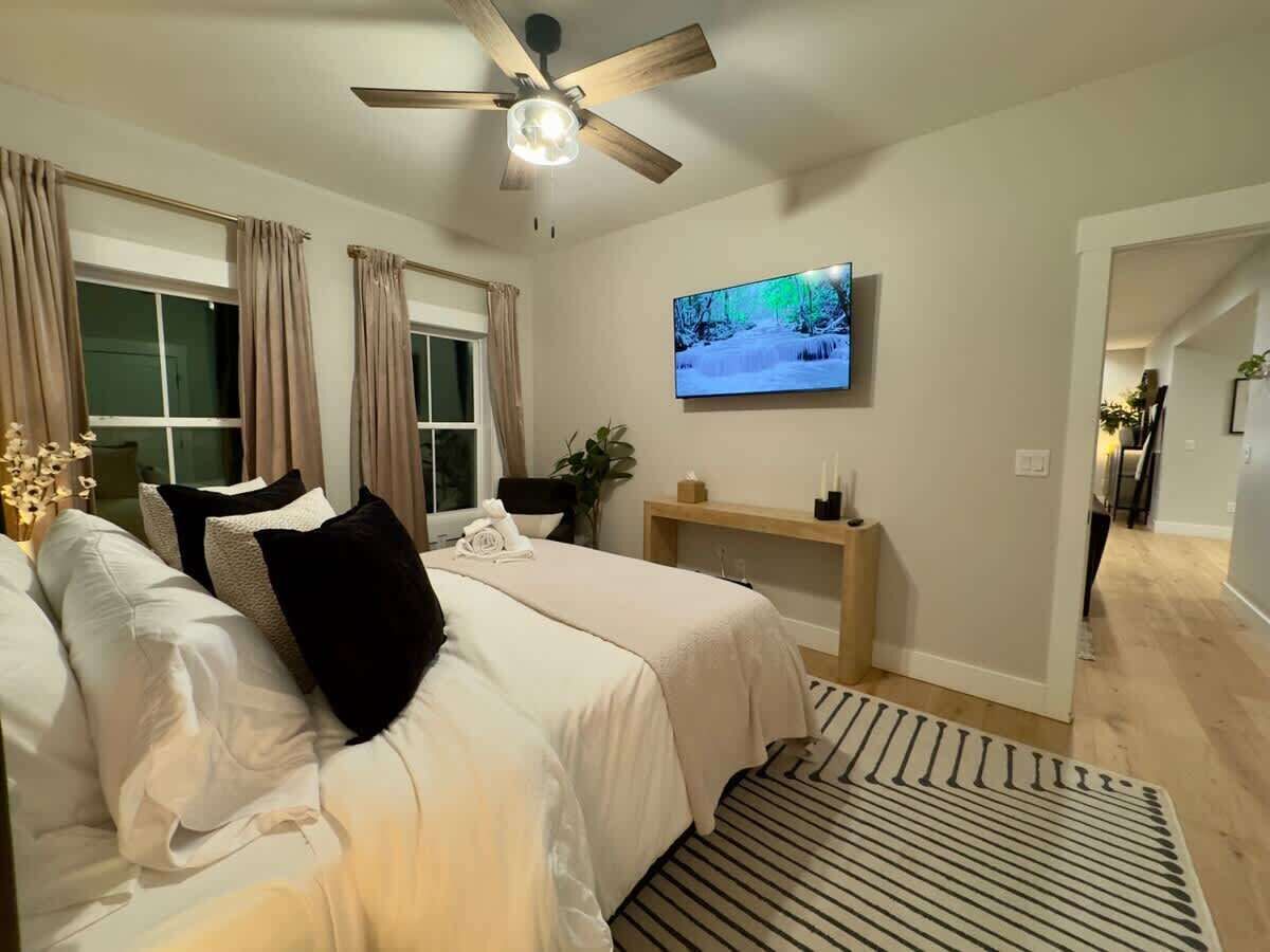 Lower level: Queen size bed, large closet, seating area and 50" Smart TV.