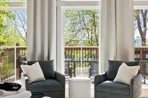 スマートテレビ、暖炉、書斎 / ワークスペース