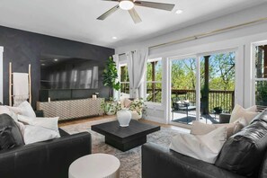 Smart TV, chimenea, oficina