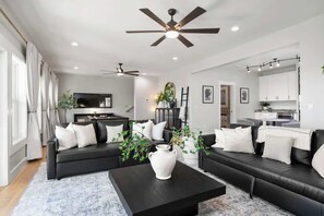 スマートテレビ、暖��炉、書斎 / ワークスペース