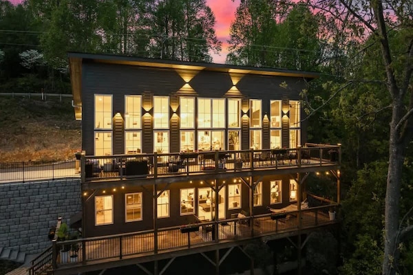 Welcome to our luxurious Roberts Drive Mountain Retreat!