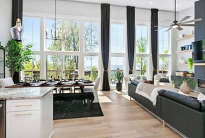 スマートテレビ、暖炉、書斎 / ワークスペース