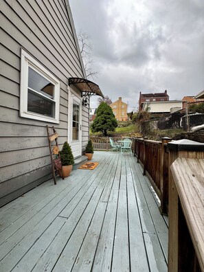 Terrace/patio - Charming 2-bedroom house with AC, WiFi in Pittsburgh (Pittsburgh)