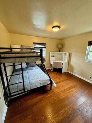 2 bedrooms, desk, iron/ironing board, free WiFi - Charming 2-bedroom house with AC, WiFi in Pittsburgh (Pittsburgh)