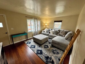 Smart TV - Charming 2-bedroom house with AC, WiFi in Pittsburgh (Pittsburgh)